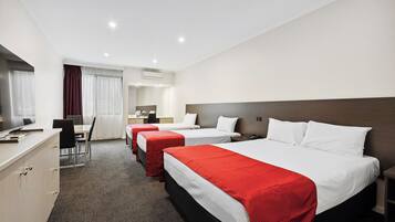 Deluxe Family Room | Een bureau, een laptopwerkplek, verduisterende gordijnen