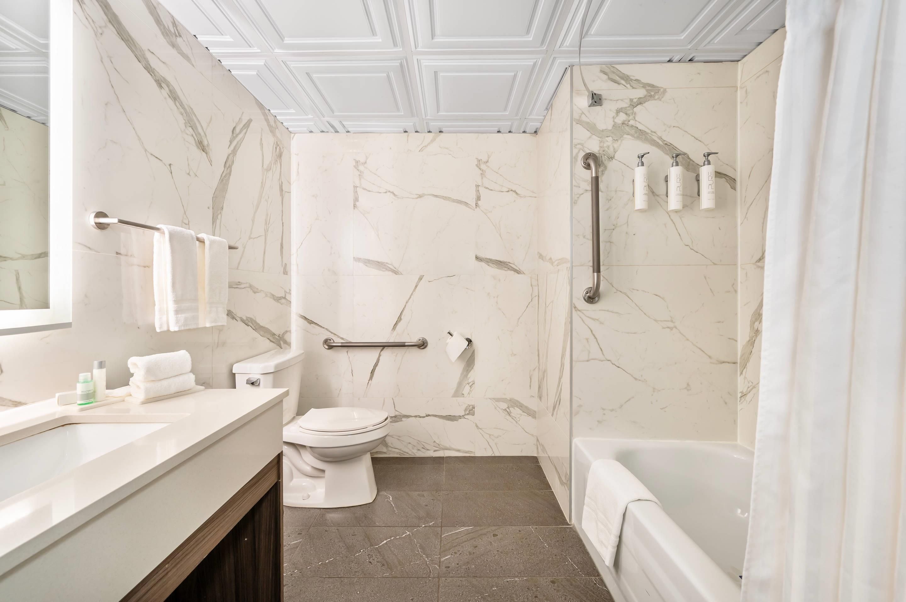 Un baño con inodoro, lavamanos y bañera.