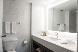 Combined shower/tub, deep soaking tub, free toiletries, towels