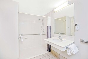 Camera, 1 letto king, accessibile ai disabili, non fumatori (Roll-In Shower) | Bagno | Set di cortesia gratuito, asciugacapelli, asciugamani