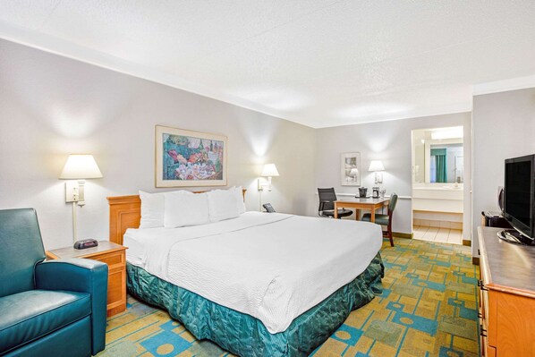 客房, 1 张特大床, 无烟房 | 高档床上用品、办公桌、遮光窗帘、熨斗/熨衣板