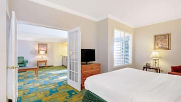 Suite, 1 Katil Raja (King), Non Smoking | Peralatan tempat tidur premium, meja, langsir/tirai gelap terus