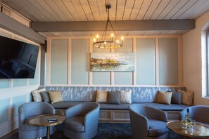 Lobby-lounge