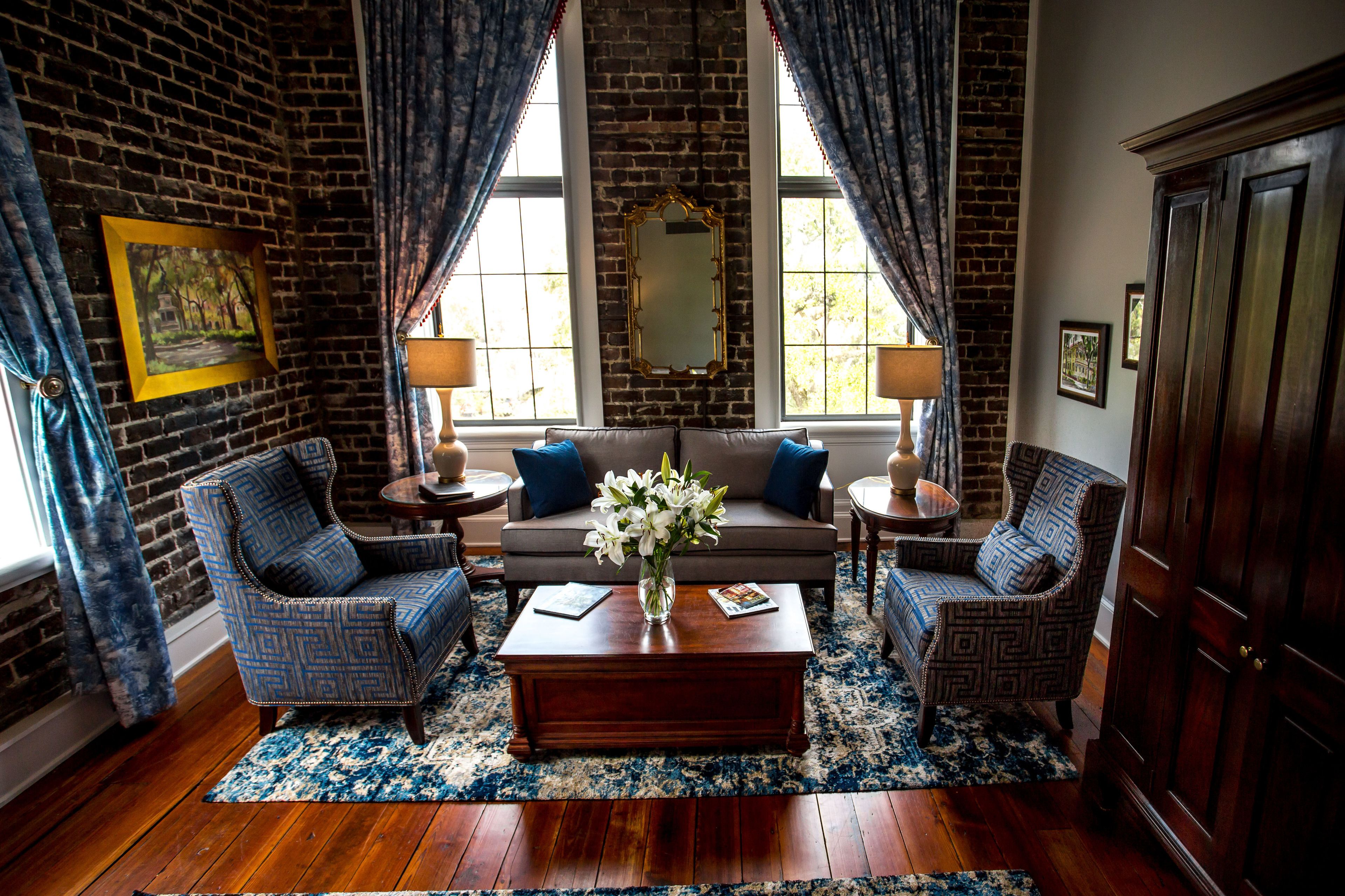 suite, 1 king bed, corner | living area | flat-screen tv