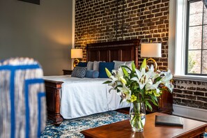 Suite, 1 kingsize bed, op de hoek | Een kluis op de kamer, individueel gedecoreerd, individueel gemeubileerd