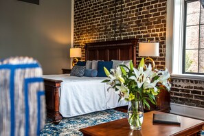 Suite, 1 King-Bett, Eckzimmer | Zimmersafe, individuell dekoriert, individuell eingerichtet