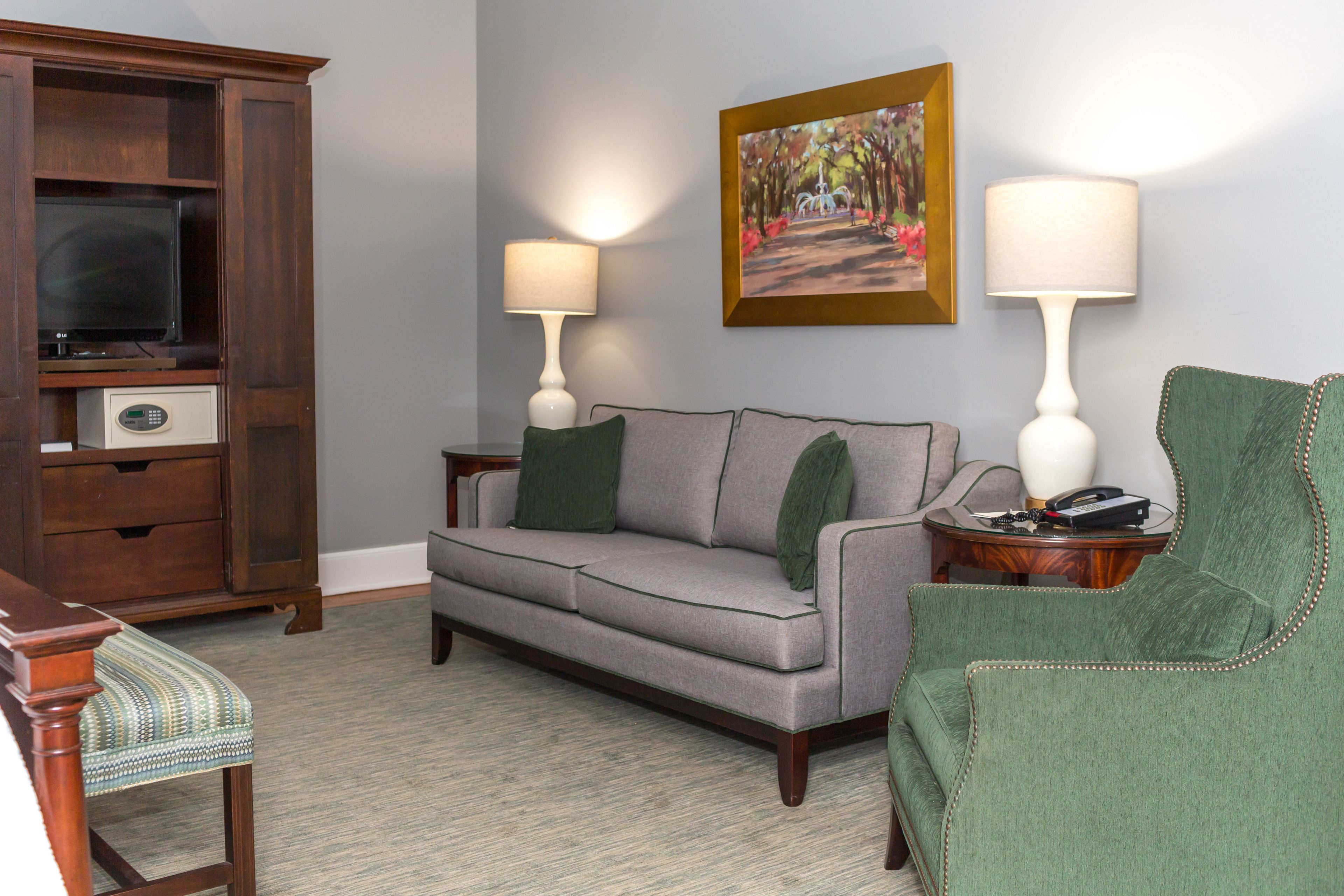 deluxe room, 1 king bed, accessible | in-room safe, individually decorated, individually furnished, desk