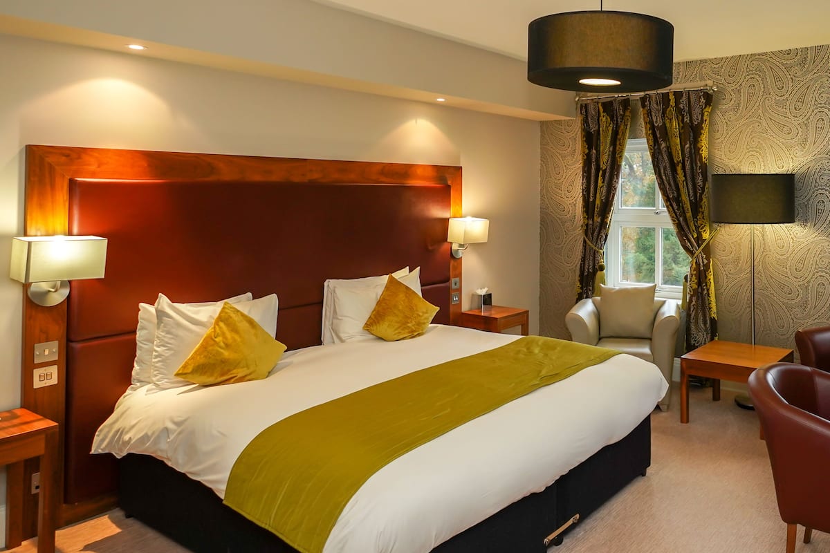 deluxe quadruple room | 1 bedroom, in-room safe, desk, iron/ironing board
