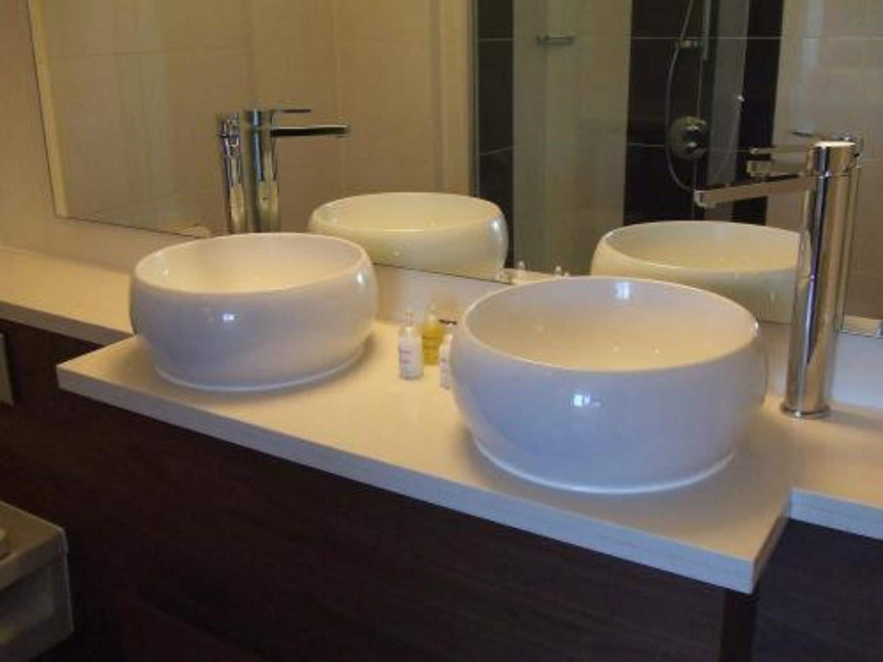 combined shower/bathtub, hair dryer, towels