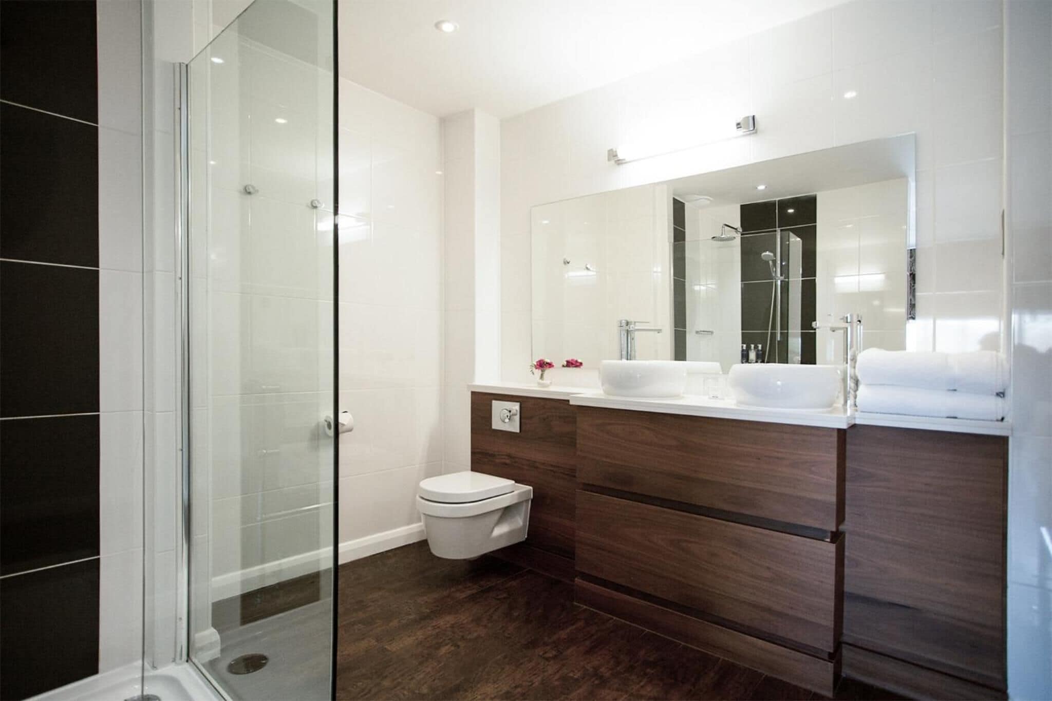 combined shower/bathtub, hair dryer, towels