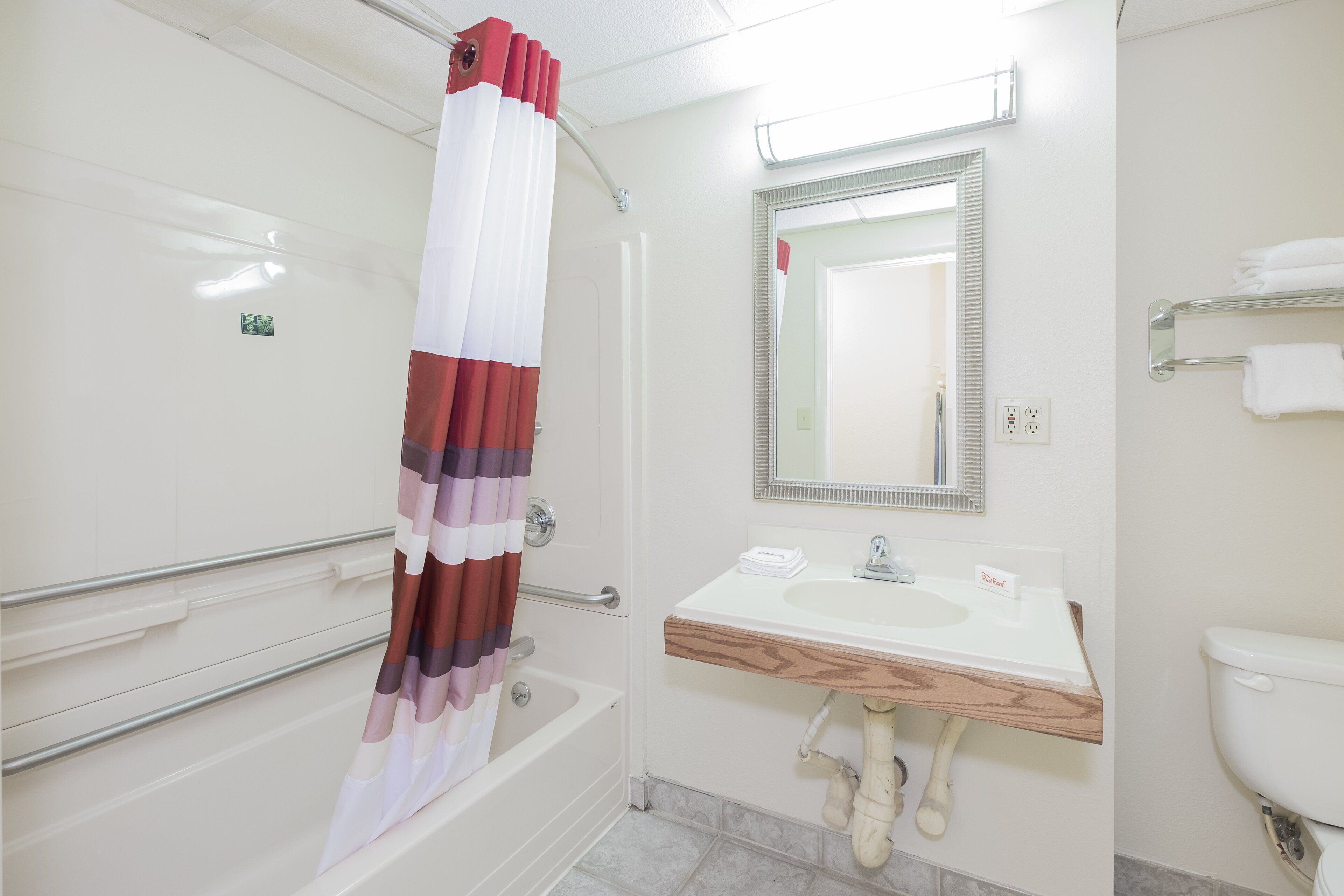 Deluxe kamer, 1 queensize bed, toegankelijk voor mindervaliden, niet-roken | Badkamer | Een bad/douchecombinatie, gratis toiletartikelen, een haardroger