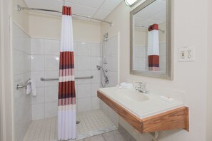 Deluxe-rum - 1 queensize-säng - tillgänglighetsanpassat - icke-rökare (Roll-In Shower) | Badrum | Badkar/dusch, gratis toalettartiklar, hårtork och handdukar