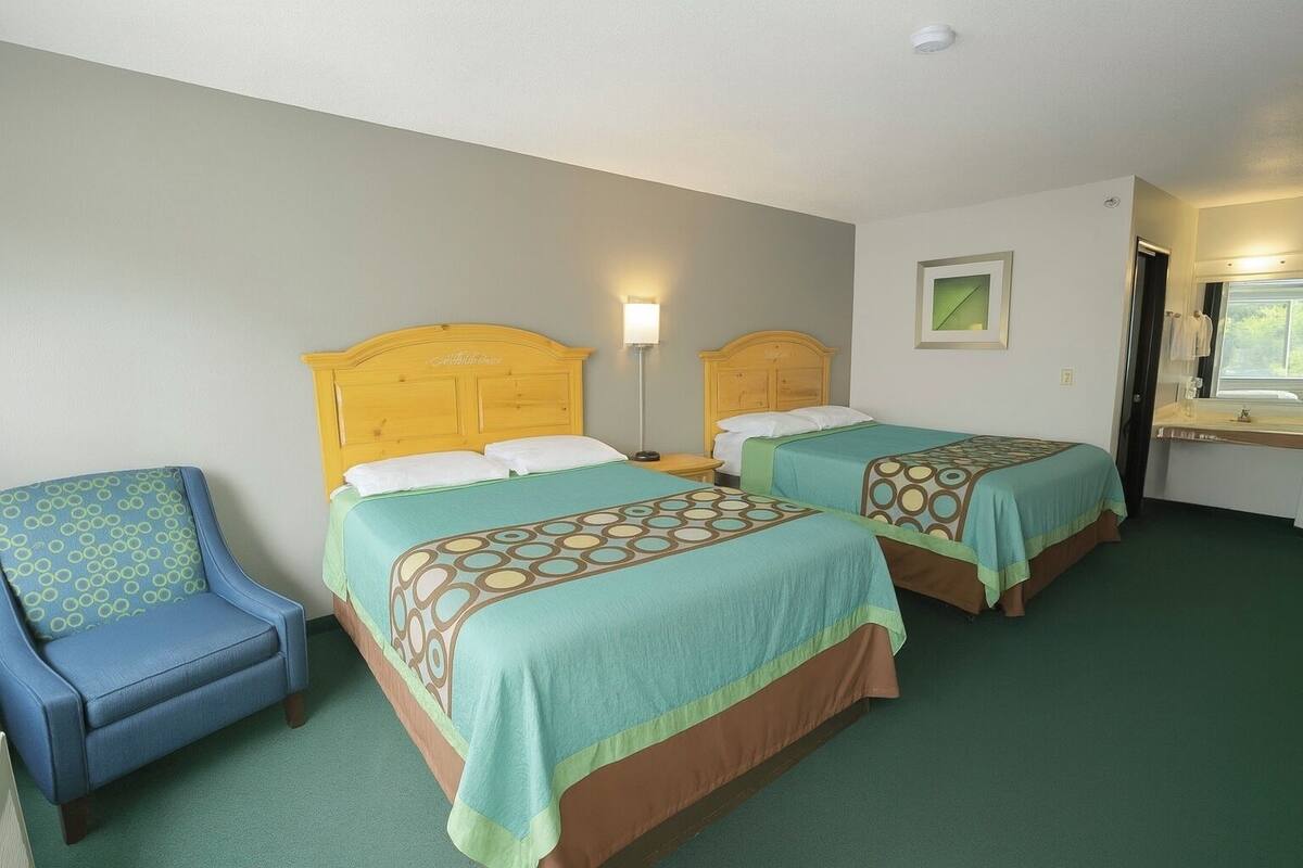 Kamar Quadruple, 2 Tempat Tidur Queen | Meja kerja, Wi-Fi gratis, jam alarm, dan seprai linen