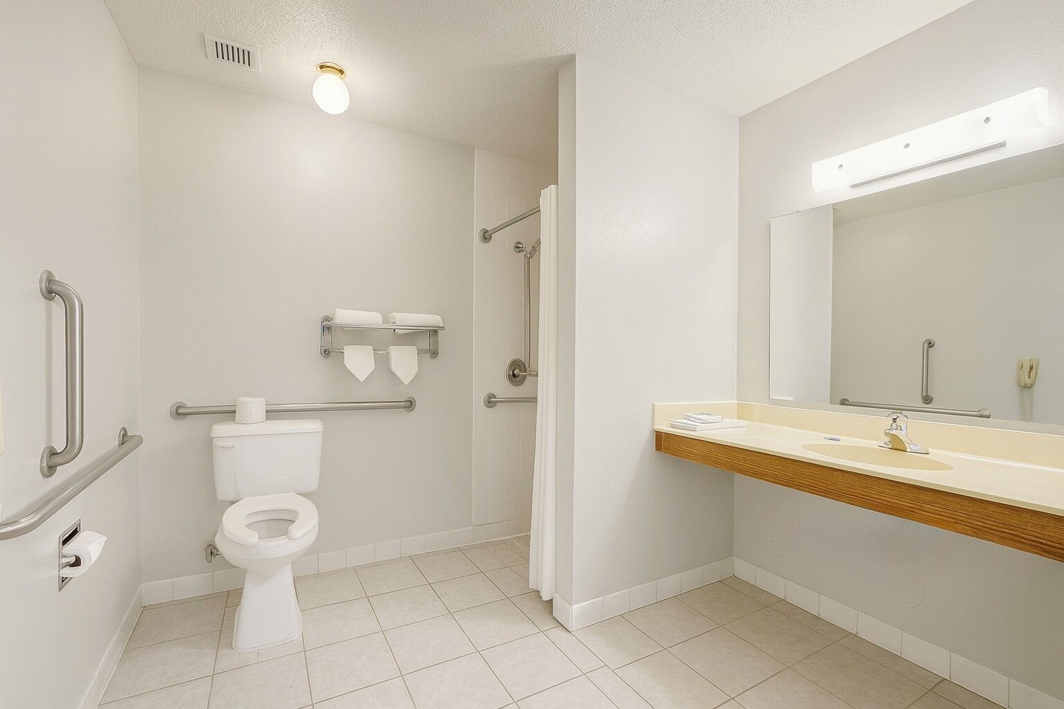 Un baño moderno con inodoro, ducha y lavamanos.
