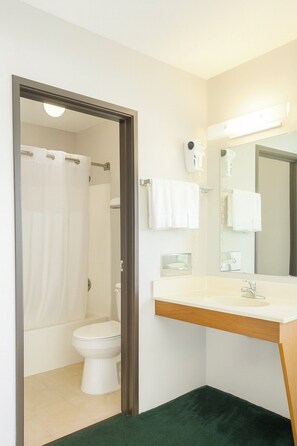 Quadruple Room, 2 Queen Beds | Bathroom | Jetted tub, hair dryer, towels - Royal Inn & Suites (Milaca)