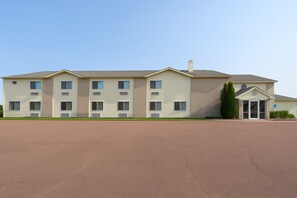 Exterior - Royal Inn & Suites (Milaca)