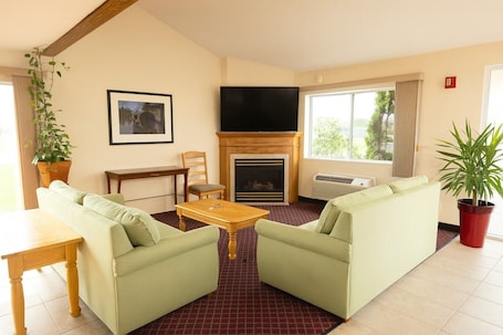 Lobby sitting area. Royal Inn & Suites