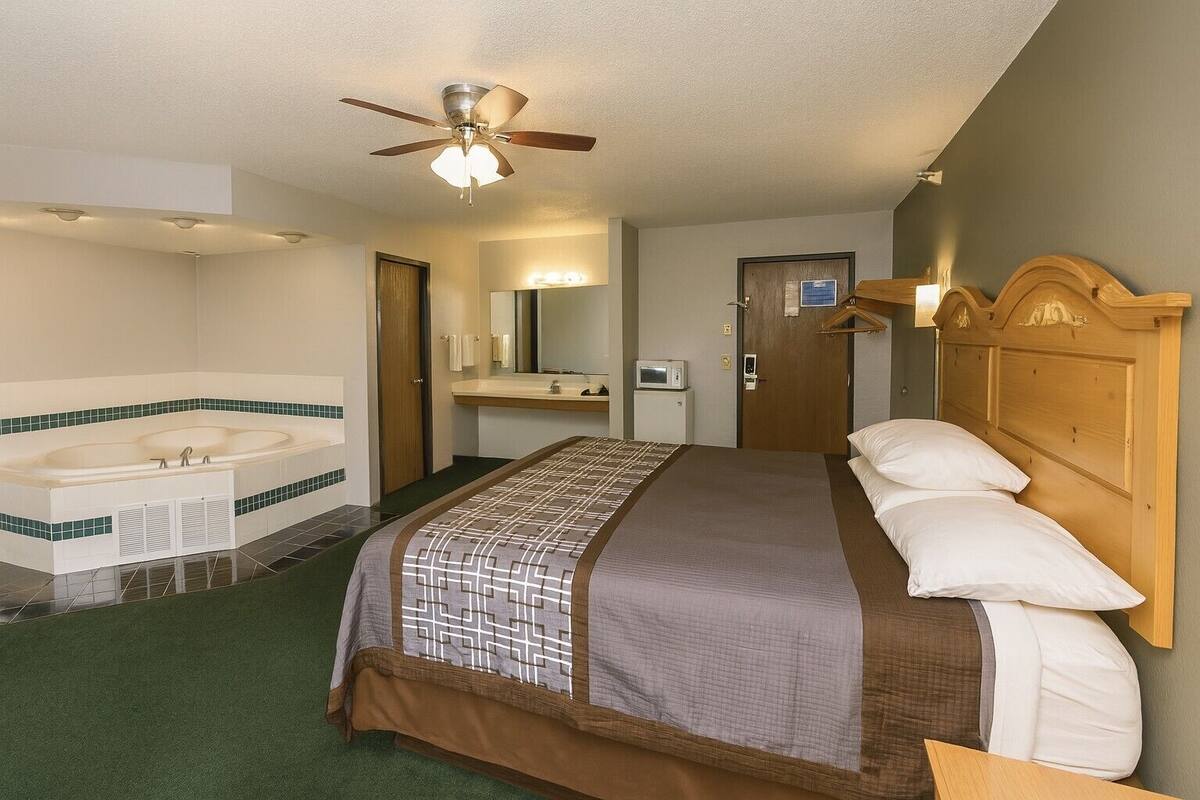 Studio Suite, 1 Tempat Tidur King, jet tub | Meja kerja, Wi-Fi gratis, jam alarm, dan seprai linen