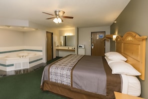 Studio Suite, 1 King Bed, Jetted Tub | Desk, free WiFi, bed sheets, alarm clocks - Royal Inn & Suites (Milaca)
