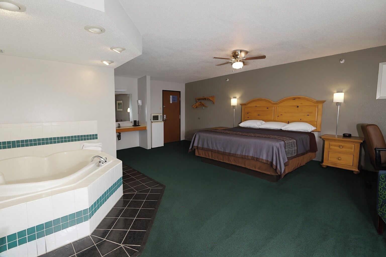 Studio Suite, 1 King Bed, Jetted Tub | Free WiFi, bed sheets, alarm clocks, wheelchair access