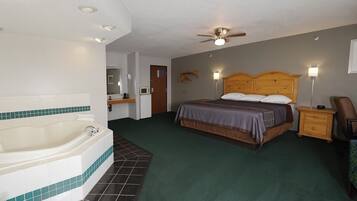 Studio Suite, 1 King Bed, Jetted Tub | Free WiFi, bed sheets, alarm clocks, wheelchair access
