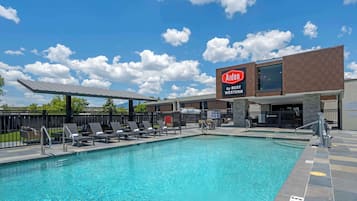 Sæsonbestemt udendørs pool, åben fra kl. 09.00 til kl. 22.00, liggestole