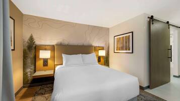 Skrivebord, mørklægningsgardiner, lydisolering, strygejern/strygebræt