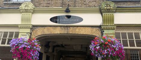 Mặt tiền nơi lưu trú