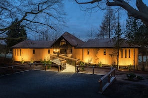 Luxury-Baumhaus | Zimmersafe, Schreibtisch, schallisolierte Zimmer, Bügeleisen/Bügelbrett