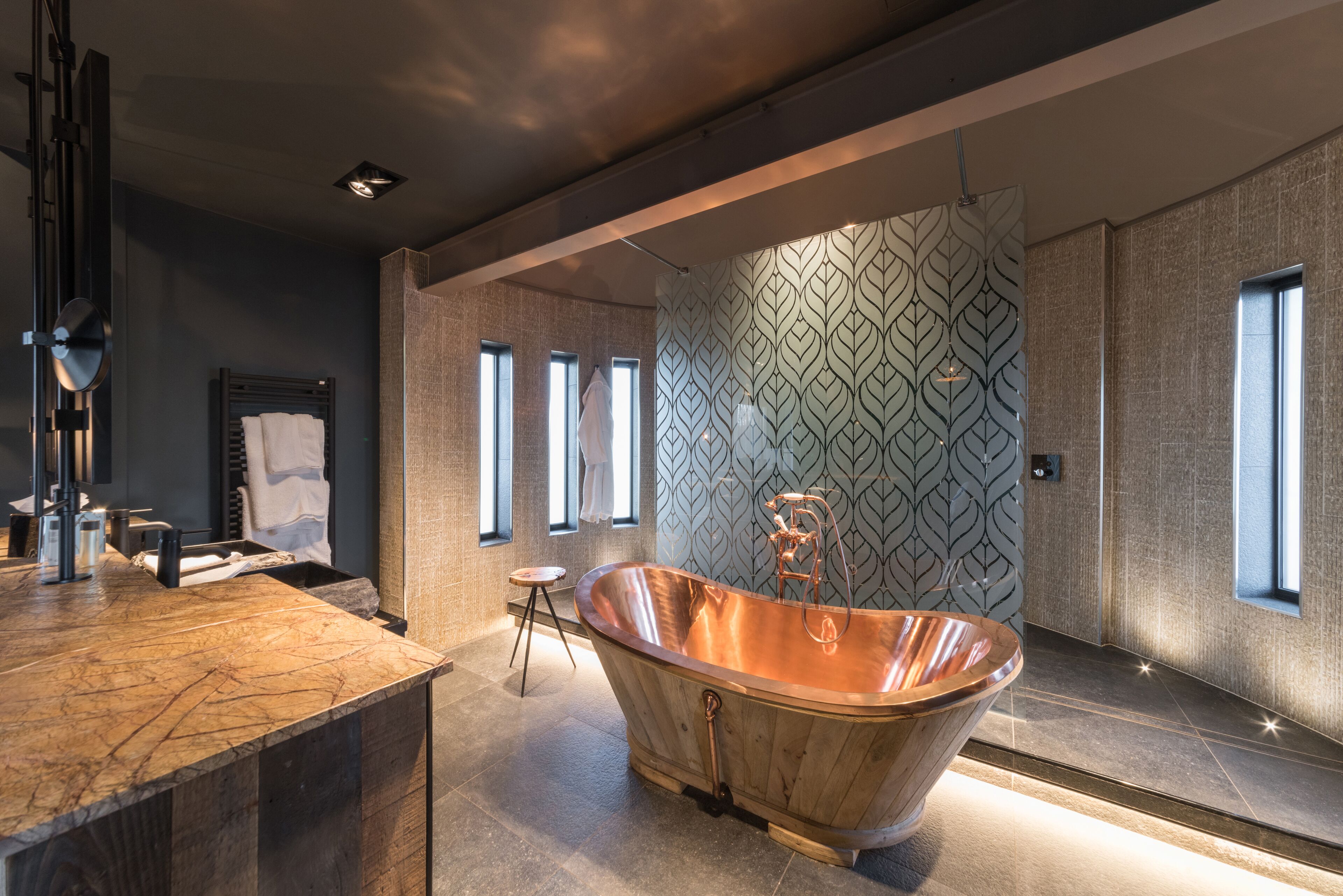 luxury tree house | bathroom | combined shower/bathtub, free toiletries, hair dryer, slippers