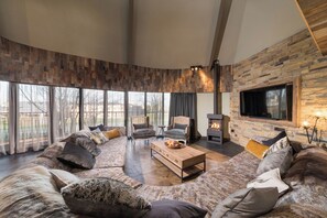 Treehouse Loft Suite | Coin séjour | Télévision LCD