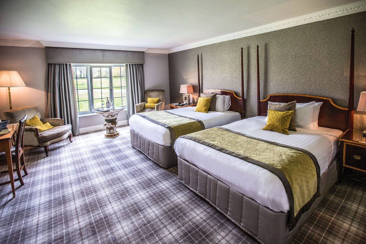 Deluxe Twin Room | In-room safe, desk, soundproofing, iron/ironing board