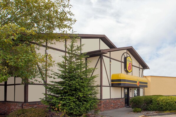Exterior - Super 8 by Wyndham Saanichton Victoria Airport (Saanichton)