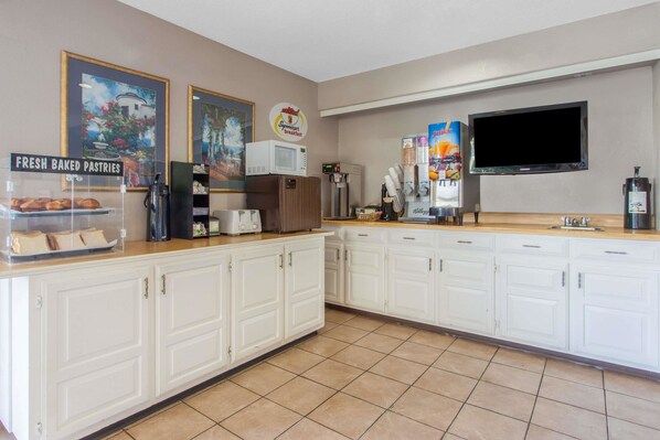 Free daily continental breakfast  - Super 8 by Wyndham Saanichton Victoria Airport (Saanichton)