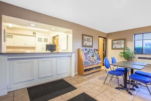 Lobby - Super 8 by Wyndham Saanichton Victoria Airport (Saanichton)