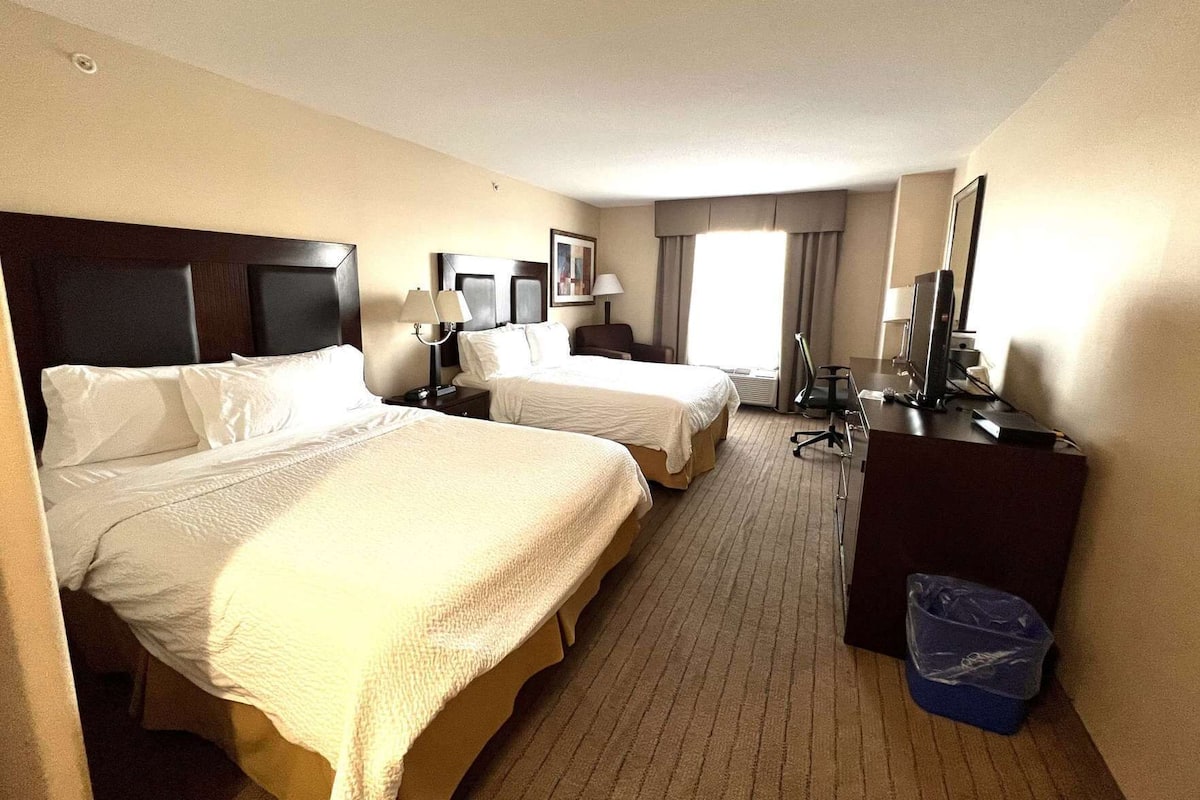 Pillowtop beds, desk, laptop workspace, soundproofing
