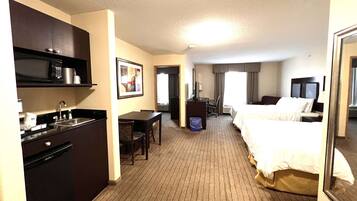 Pillowtop-bedden, een bureau, een laptopwerkplek, geluiddichte muren