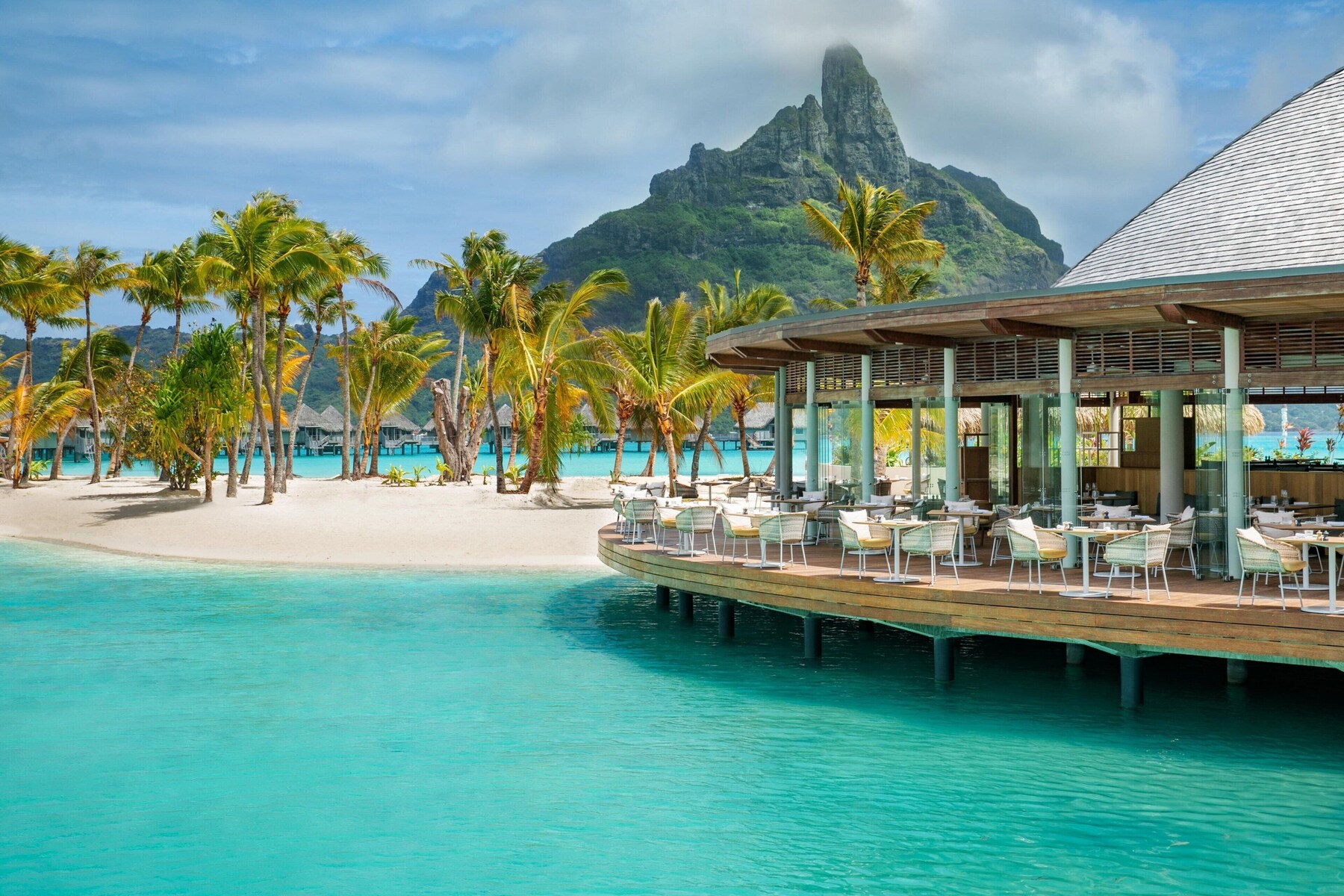 3 restaurants; breakfast, lunch, and dinner served