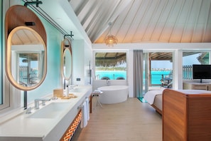 Island, Bungalow, 1 cama King size, para no fumadores, sobre el agua | 1 habitación, ropa de cama de alta calidad, edredón y minibar