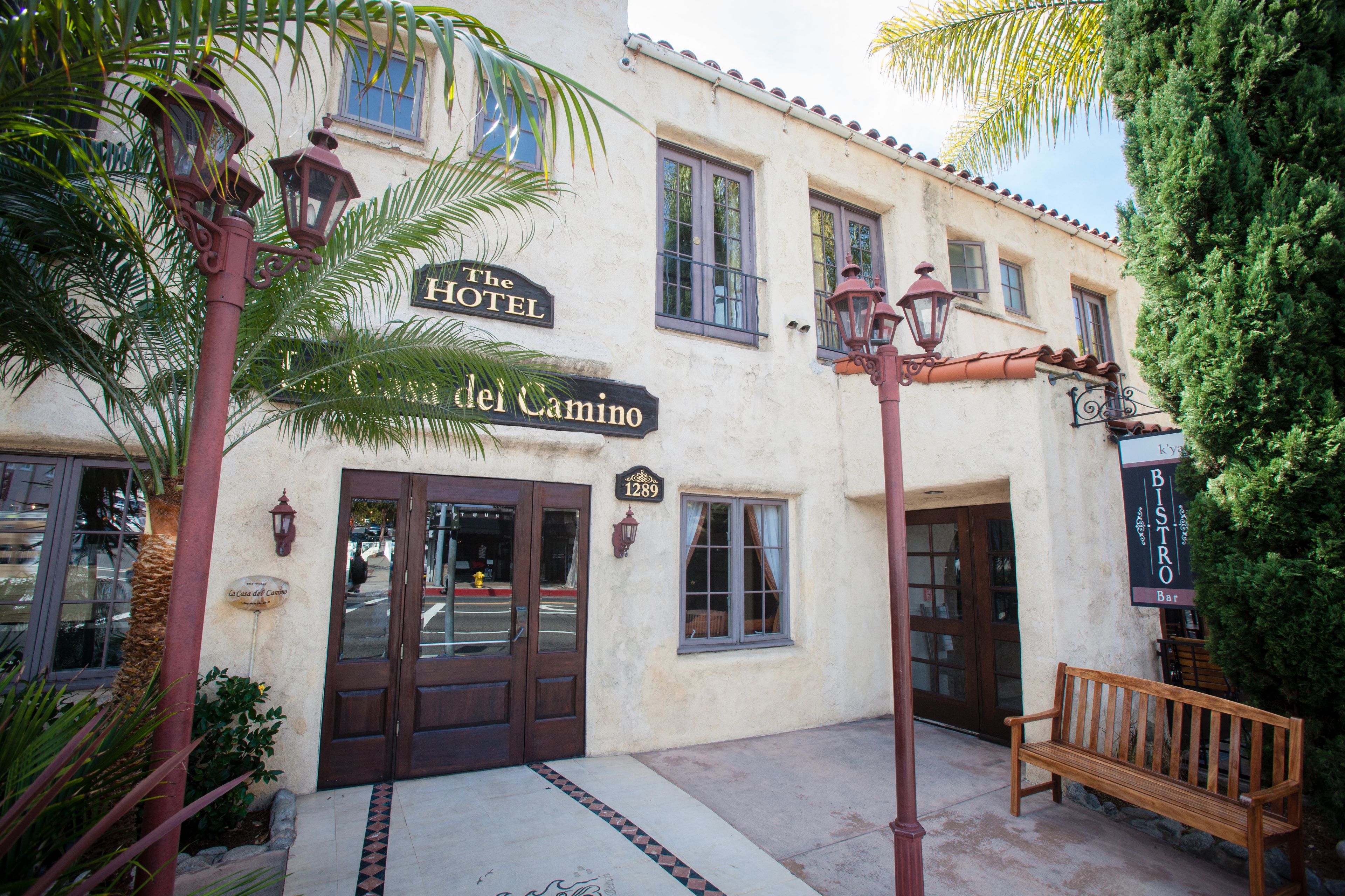 Un edificio con un letrero que dice "The Hotel del Camino" y un letrero que indica "Bistro Bar".