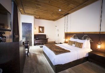 Premium bedding, in-room safe, individually furnished at La Casa del Camino