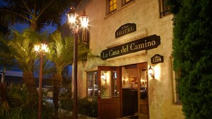 Un edificio con un cartel que dice "The Hotel La Casa del Camino" y el número "1289" en la fachada.