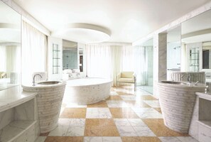 Premium bedding, pillowtop beds, minibar, in-room safe - Park Hyatt Melbourne (East Melbourne)