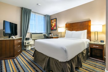 Standard Room, 1 Double Bed, Non Smoking | Premium bedding, pillowtop beds, in-room safe, individually furnished at Quality Inn & Suites