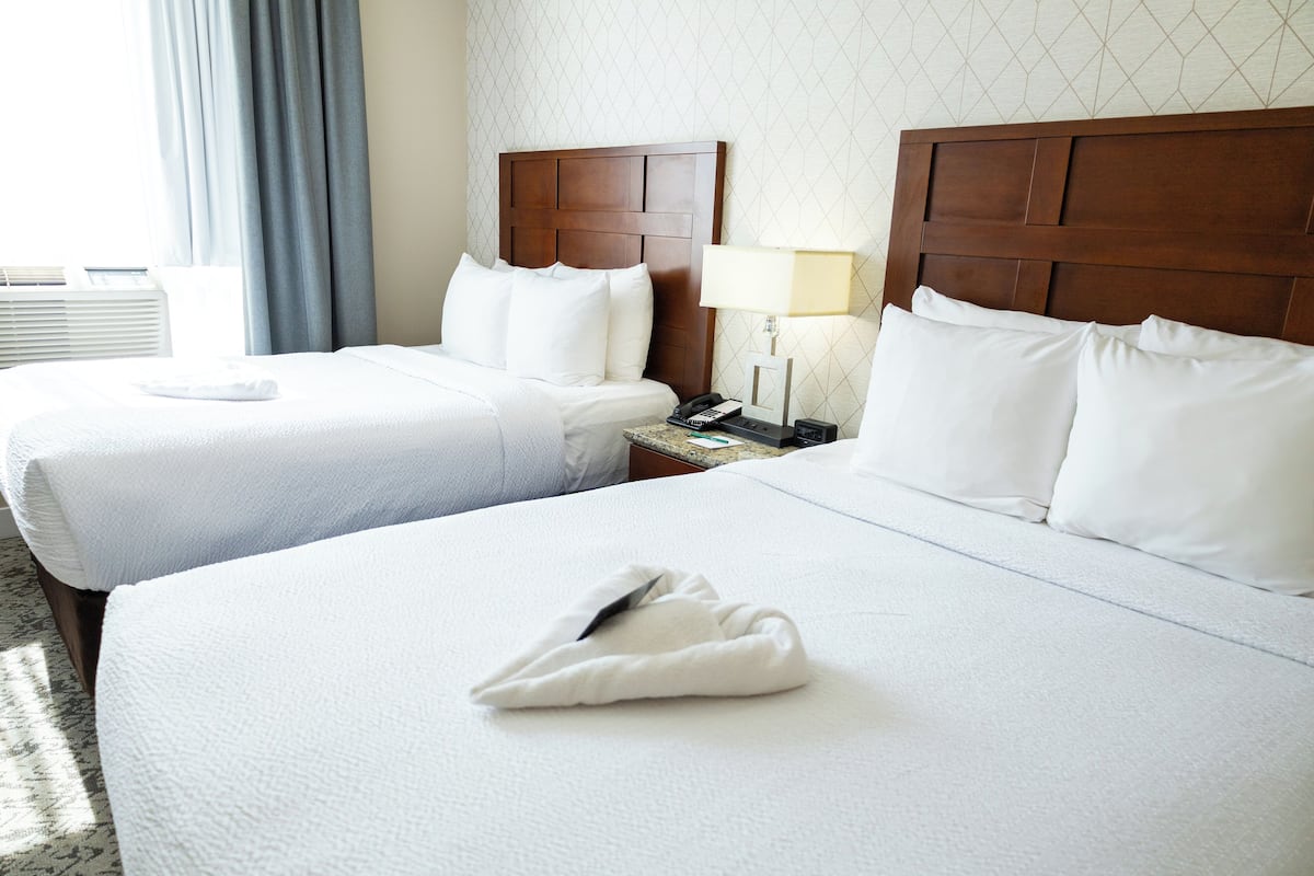 Habitación estándar, 2 camas dobles, no fumadores | Ropa de cama de alta calidad y colchones con acolchado adicional