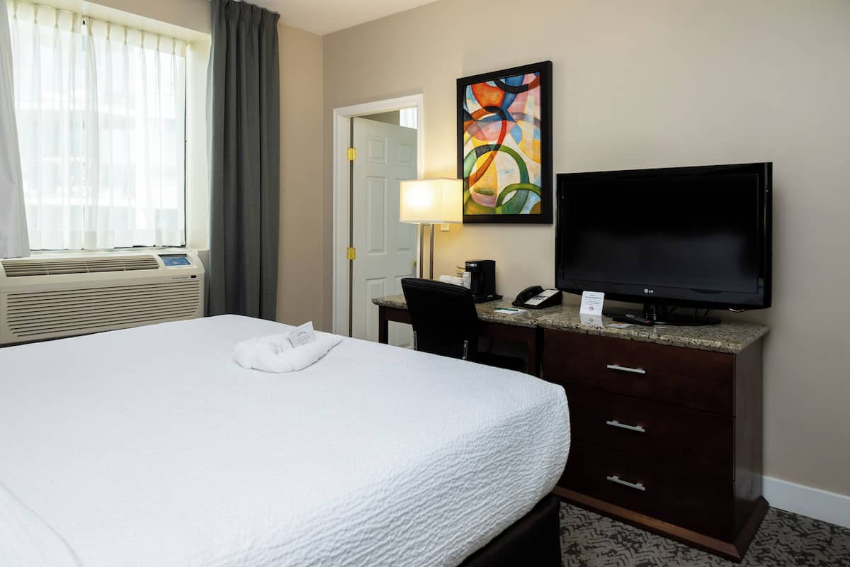 Habitación estándar, 1 cama de matrimonio, no fumadores | Ropa de cama de alta calidad y colchones con acolchado adicional