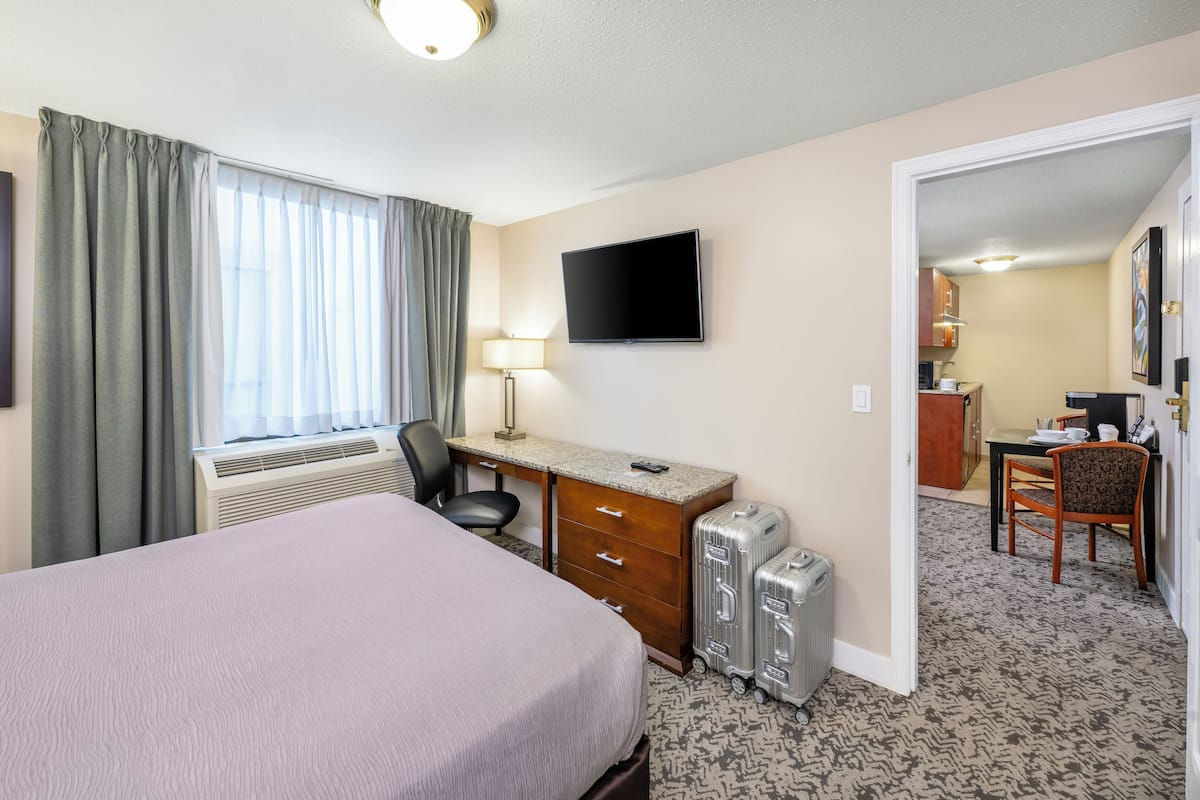 Suite, 1 Queen Bed with Sofa bed, Non Smoking