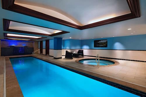 Una piscina cubierta