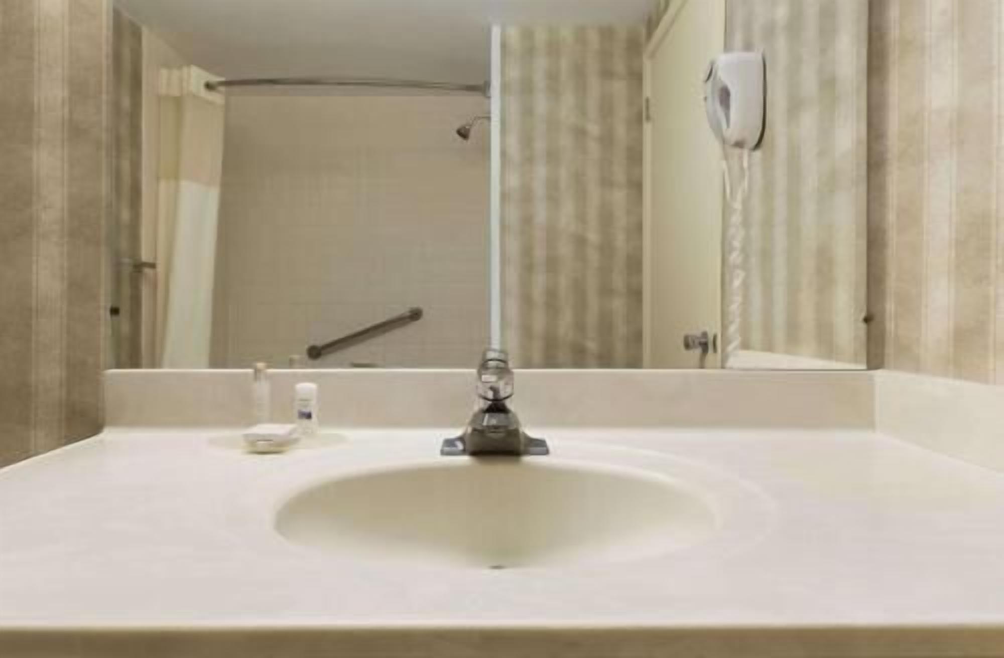 Bathroom | Combined shower/bathtub, hair dryer, towels