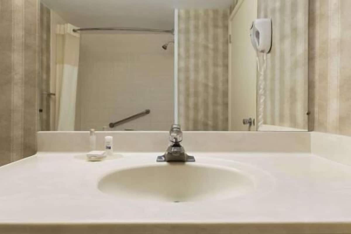 Salle de bain | Ensemble douche/baignoire, sèche-cheveux, serviettes fournies